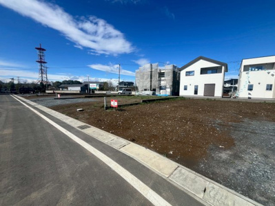 【前面道路含む現地写真】 | 【由良町第2期　現地外観】
※令和7年3月時点
