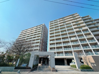 【外観】 | マンションの顔となるエントランスは重厚感漂う装いでお客様をお出迎えします。 