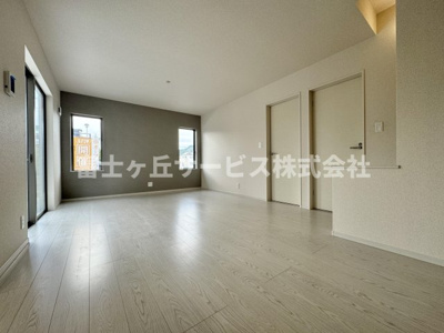 【居間・リビング】 | 静岡市清水区吉川 22期 新築一戸建て 2号棟 | リビングです