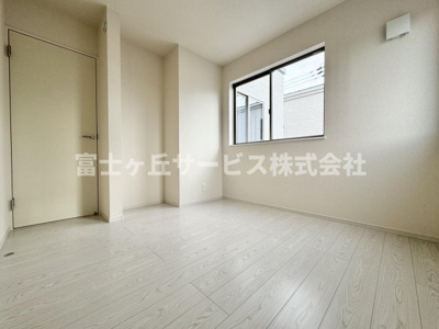 【洋室】 | 静岡市清水区吉川 22期 新築一戸建て 2号棟 | バルコニーに面した洋室です