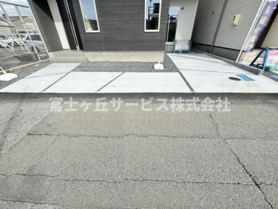【駐車場】 | 静岡市清水区吉川 22期 新築一戸建て 2号棟 | 車種により2台駐車可能です