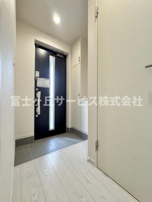 【玄関】 | 静岡市清水区吉川 22期 新築一戸建て 2号棟 | 収納もある玄関です