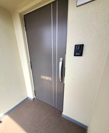 ハイマート若江　2号棟の玄関