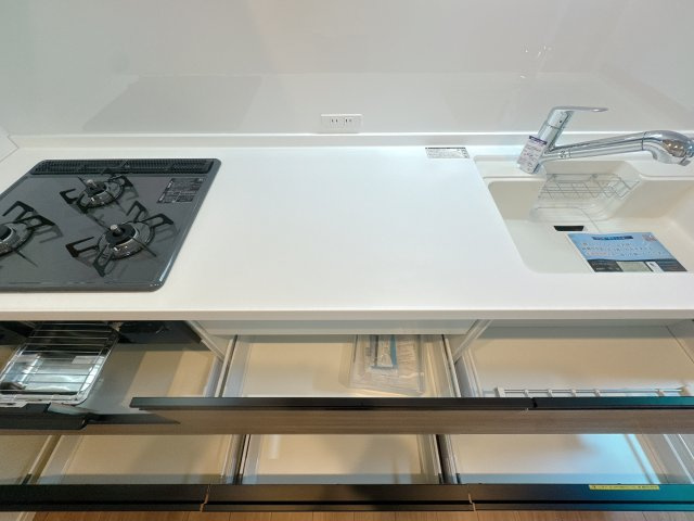 【キッチン】 | アクアサージュ大手町☆仲介手数料無料☆ | 収納豊富なシステムキッチンは、シンクしたの収納が開くのもいいですね♪お料理楽しんでください♪