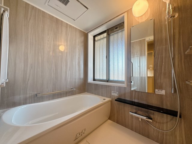 【浴室】 | アクアサージュ大手町☆仲介手数料無料☆ | お風呂にも窓完備、無いより有る方が断然にいいですね！なぜなら、明るく、開放的で、何よりカビが発生しづらいです。