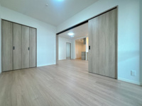 【洋室】 | アクアサージュ大手町☆仲介手数料無料☆ | 可動間仕切りは、ときに広く使ったり、区切って使ったりと選ぶ自由が持てるんです♪リビングと一体で使うともっと広々♪