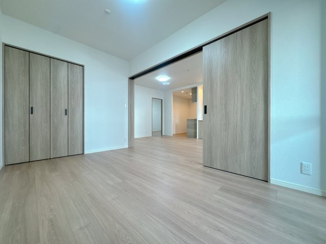 【洋室】 | アクアサージュ大手町☆仲介手数料無料☆ | 可動間仕切りは、ときに広く使ったり、区切って使ったりと選ぶ自由が持てるんです♪リビングと一体で使うともっと広々♪