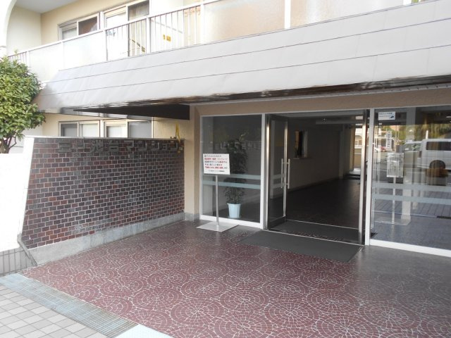 カネボウ三ツ池台マンションのエントランス