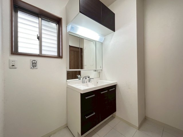 【価格改定】乙訓郡大山崎町字下植野小字寺門の独立洗面台|洗面化粧台横に、洗濯機置き場スペースがございます。