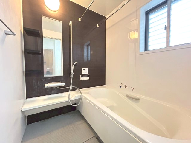 【価格改定】乙訓郡大山崎町字下植野小字寺門の浴室|約1坪サイズの浴室♪肩までゆったりと浸かれます。
雨の日にも嬉しい浴室乾燥機付きです！