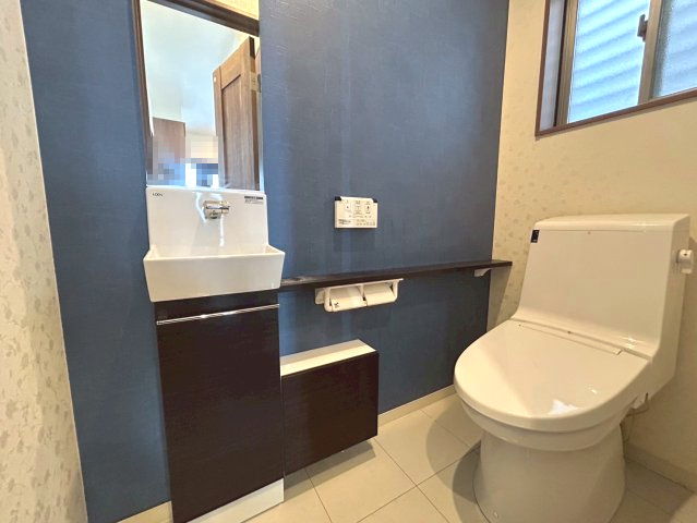 【価格改定】乙訓郡大山崎町字下植野小字寺門のトイレ|温水便座付きのトイレ（1階）
トイレ内に手洗い洗面があり、衛生的です！