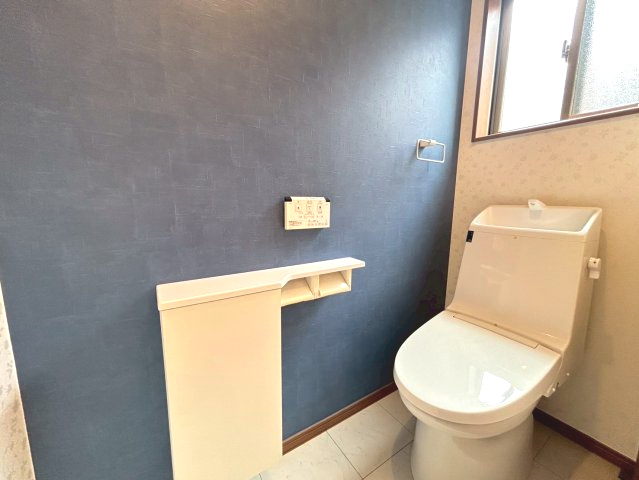 【価格改定】乙訓郡大山崎町字下植野小字寺門のトイレ|温水便座付きのトイレ（2階）
ネイビーの壁紙をアクセントとして採用されており、オシャレです(^^)