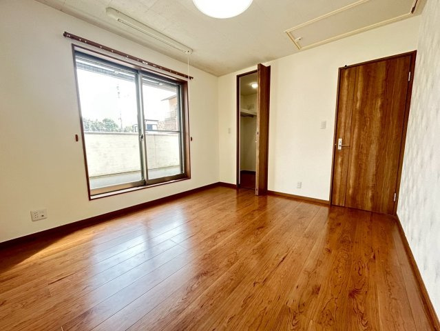 【価格改定】乙訓郡大山崎町字下植野小字寺門の洋室|こちらの洋室から、ワイドバルコニーに出ることが可能です！
天井には室内物干しが設置されております♪