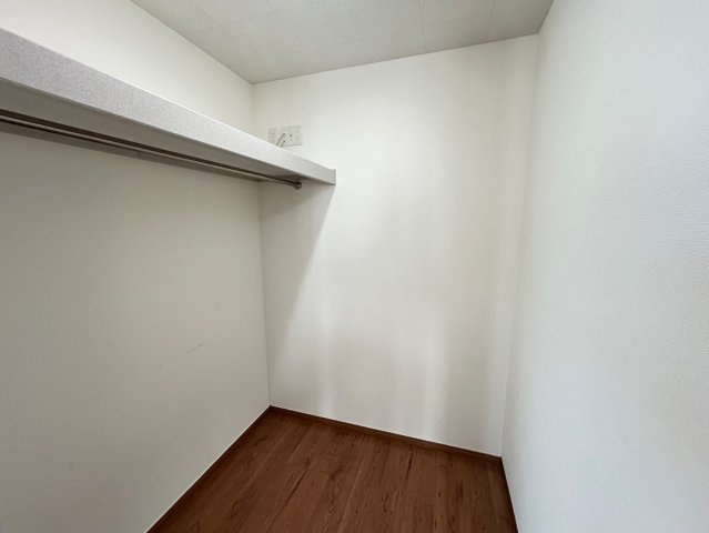 【価格改定】乙訓郡大山崎町字下植野小字寺門の収納|洋室（約7帖）には、ハンガーパイプ付きウォークインクローゼットがございます♪
収納スペース豊富です◎