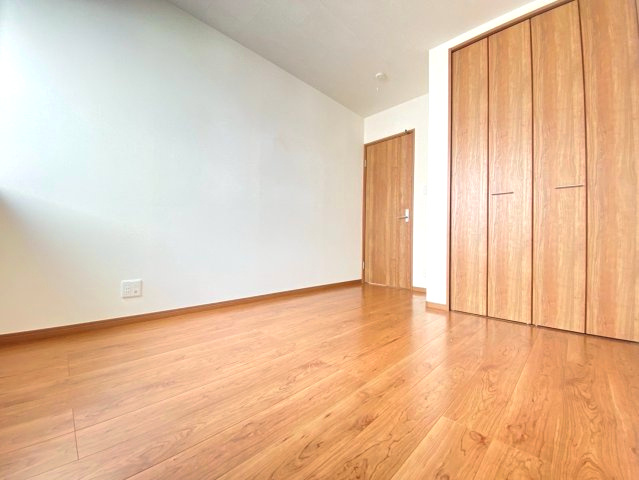 【価格改定】乙訓郡大山崎町字下植野小字寺門の洋室|洋室（約5.４帖）
幅広クローゼットがございます♪お子様部屋にも丁度良いサイズです！