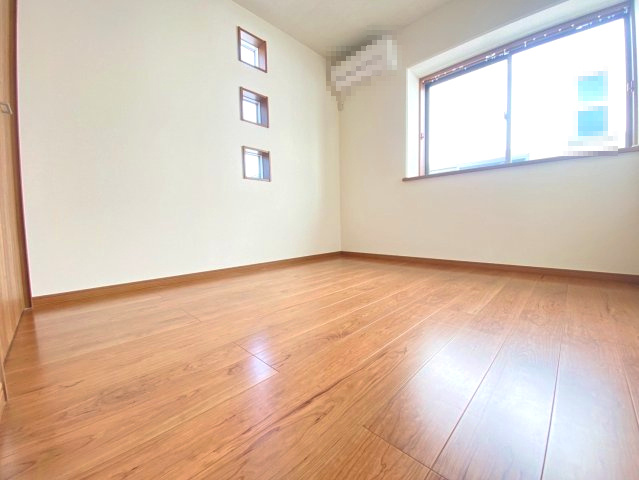 【価格改定】乙訓郡大山崎町字下植野小字寺門の洋室|二面採光で明るいです(^^)
シンプルな内装なので、インテリアコーディネートも楽しめます(^^)/