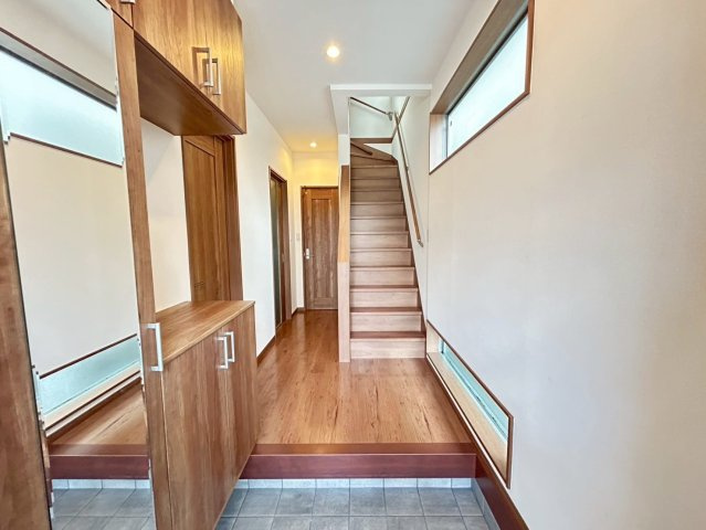 【価格改定】乙訓郡大山崎町字下植野小字寺門の玄関|シューズクローゼットのある玄関！
お出かけ前に身だしなみをご確認いただける姿見がございます。