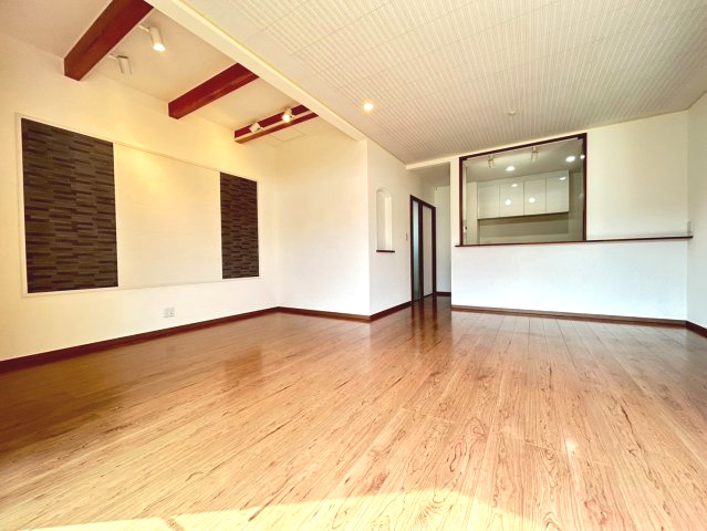 【価格改定】乙訓郡大山崎町字下植野小字寺門の居間・リビング|対面キッチンの為、お子様の勉強の様子をご覧頂きながらお料理可能♪
天井高が高い為、開放的です(^^)