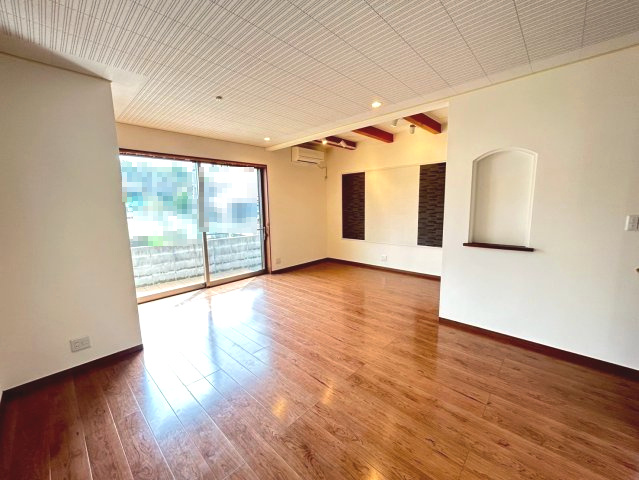 【価格改定】乙訓郡大山崎町字下植野小字寺門の居間・リビング|落ち着きのある雰囲気のLDKです！
南側が畑になり、抜け感がございます(^^)
