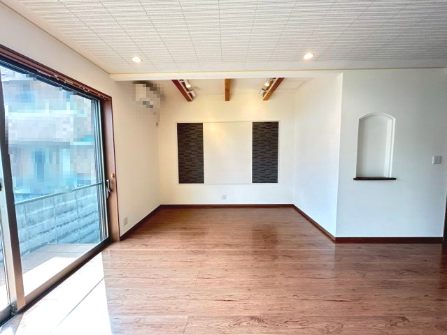 【価格改定】乙訓郡大山崎町字下植野小字寺門の居間・リビング|南向きで日当たり・通風良好です！
壁面にはアクセント材が施工されており、オシャレに仕上がってます♪