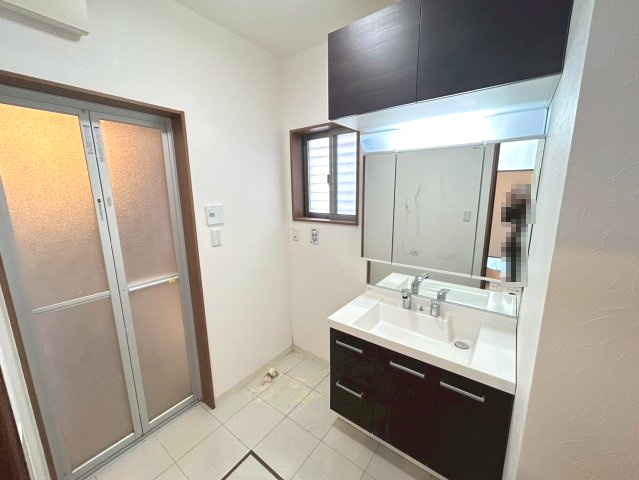 【価格改定】乙訓郡大山崎町字下植野小字寺門の独立洗面台|三面鏡の洗面化粧台
収納スペースも充実しております！