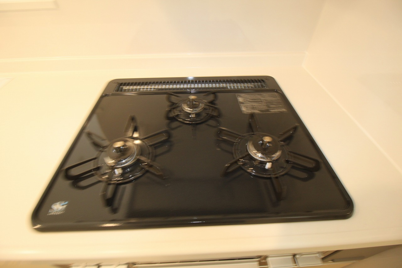 桟橋通4丁目　新築戸建　クレイドルガーデン　１号棟のキッチン|３口コンロ