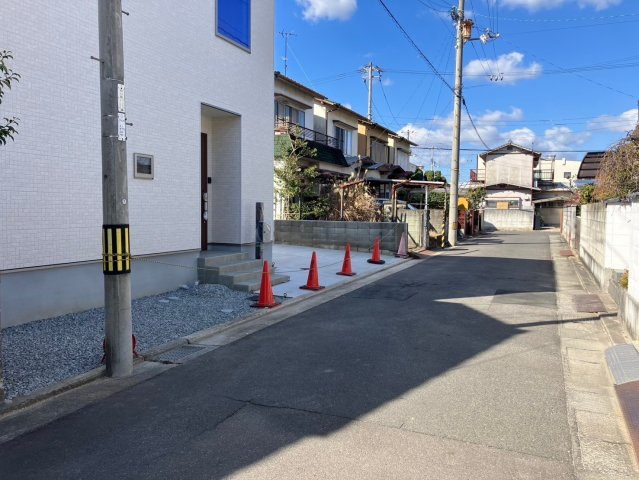 高松市木太町⑯　駐車2台可能　オール電化新築住宅の前面道路含む現地写真