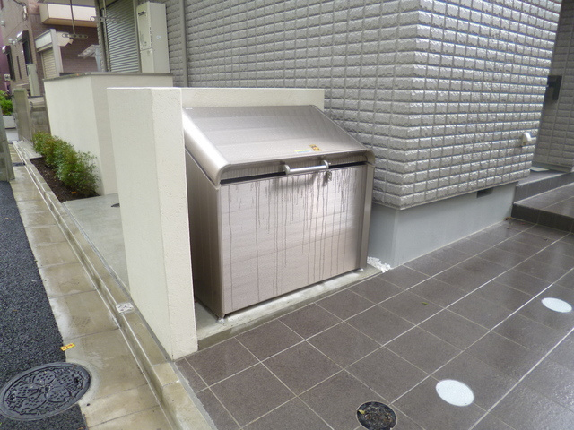 鈴木メゾンのロビー|★専用ゴミストッカー★