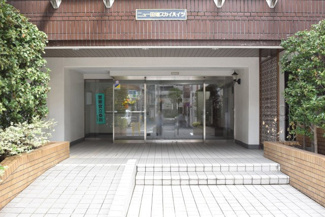 【エントランス】 | お客様を、そして住人を出迎えてくれるマンションのエントランス。ゴミが落ちていないことからも、管理状態の良さや住民の節度の高さが見て取れます。～即日のご見学可能～　お問合せはお気軽にどうぞ。