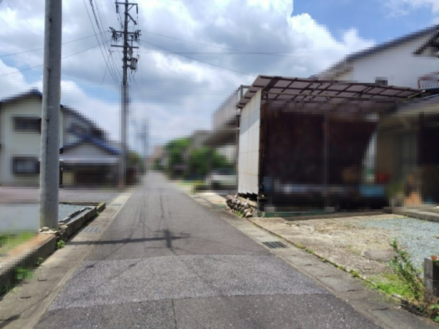 ６４２９３　岐阜市長良中古戸建ての前面道路含む現地写真