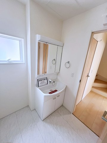 新築戸建・建売　いわき市内郷御台境町1期　Livele Garden　全2棟の独立洗面台|三面鏡タイプの独立洗面台で、身だしなみチェックも収納力も◎洗面まわりもすっきり清潔に保てます！