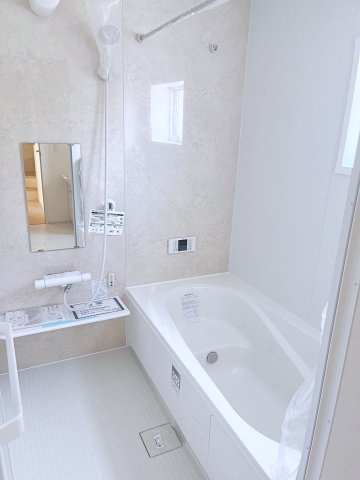 新築戸建・建売　いわき市内郷御台境町1期　Livele Garden　全2棟の浴室|自然光が入る小窓付きのバスルーム♪物干し竿＆浴室乾燥で天気に左右されません♪