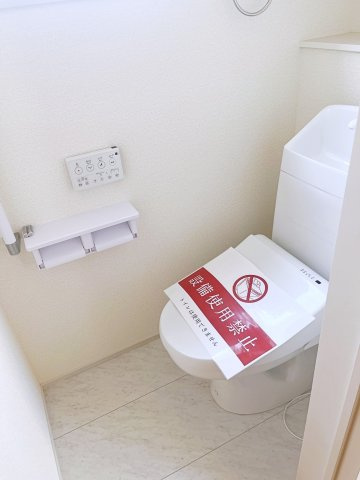 新築戸建・建売　いわき市内郷御台境町1期　Livele Garden　全2棟のトイレ|小窓付きで自然光が入る明るくて爽やかなトイレ空間です！