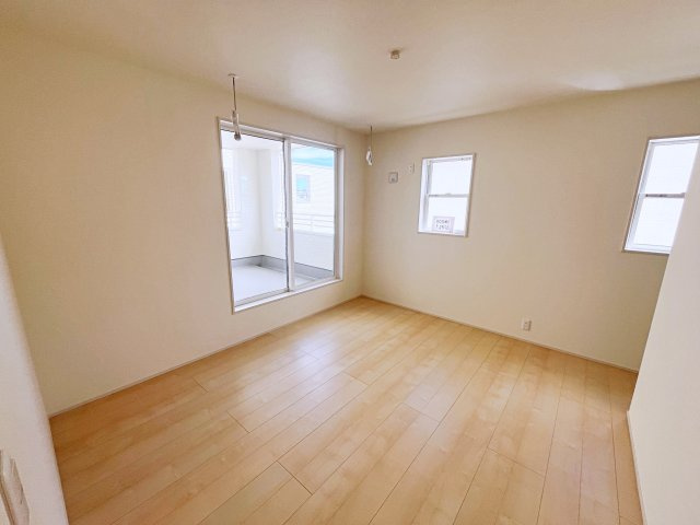 新築戸建・建売　いわき市内郷御台境町1期　Livele Garden　全2棟の洋室|2面採光で明るい洋室です！ホワイト基調の爽やか空間からインナーバルコニーにも出られます♪