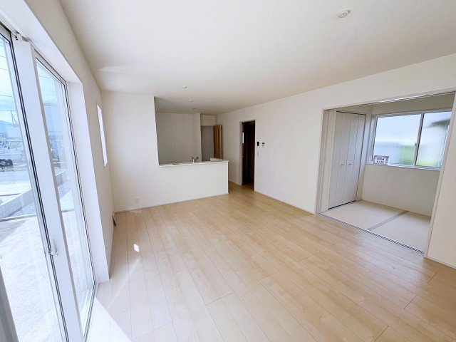 新築戸建・建売　いわき市内郷御台境町1期　Livele Garden　全2棟の居間・リビング|爽やかな白を基調としたLDKは2方向から自然光が差し込み、一日中快適に過ごせます♪