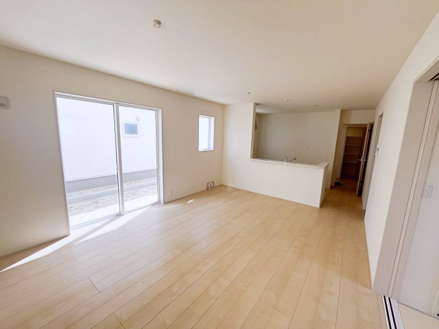 新築戸建・建売　いわき市内郷御台境町1期　Livele Garden　全2棟の居間・リビング|ホワイトを基調にした明るい清楚感のあるLDK！2面採光で日中は照明いらずの心地よさです！