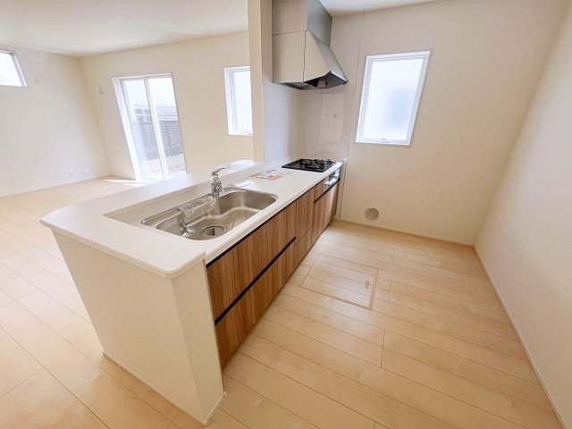 新築戸建・建売　いわき市内郷御台境町1期　Livele Garden　全2棟のキッチン|カウンター越しに会話が弾む、家族とのつながりを感じられる対面キッチンです！