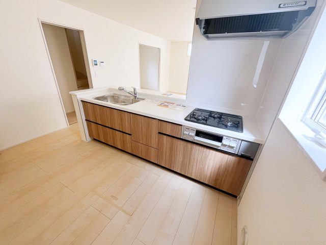 新築戸建・建売　いわき市内郷御台境町1期　Livele Garden　全2棟のキッチン|3口コンロなのでご飯を作りながらお弁当のおかずも作れて便利！