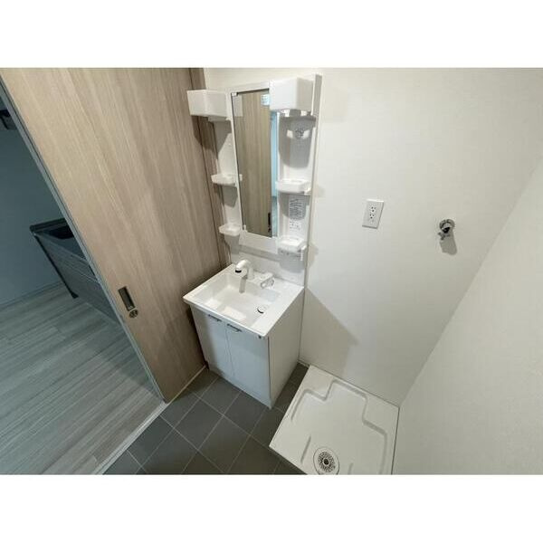 高石市東羽衣３丁目のハイツの独立洗面台|独立洗面台、小物を置くことができて便利です