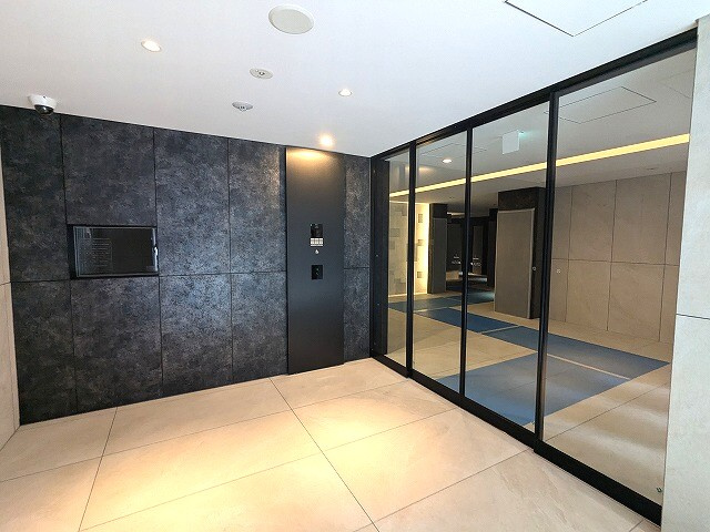 SEASON FLATS浅草言問通りのエントランス