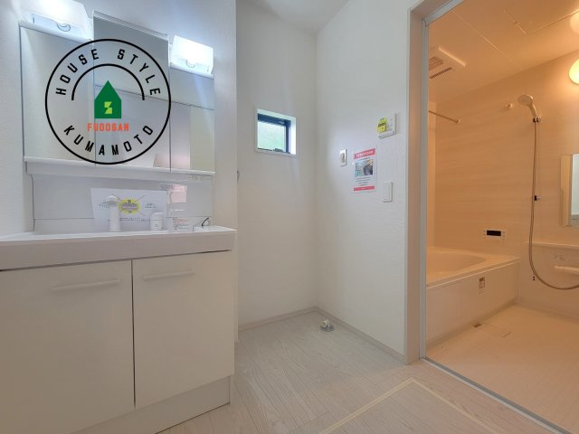 合志市幾久富第1-2棟（1号棟）　の脱衣所|ゆとりの洗面スペースで朝の身支度もスムーズに。暮らしを快適に変えるシャワー付洗面台です！