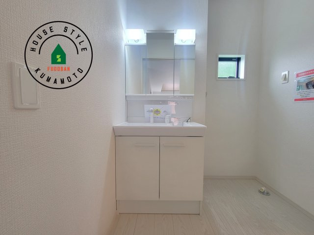 合志市幾久富第1-2棟（1号棟）　の独立洗面台|毎日使うものだから清潔な空間を保ちたい水回り。洗面にはそんな願いを解消させてくれる収納アイデアが満載です。三面鏡の裏側にはキャビネットが現れ小物から背の高い物まで収納できます。