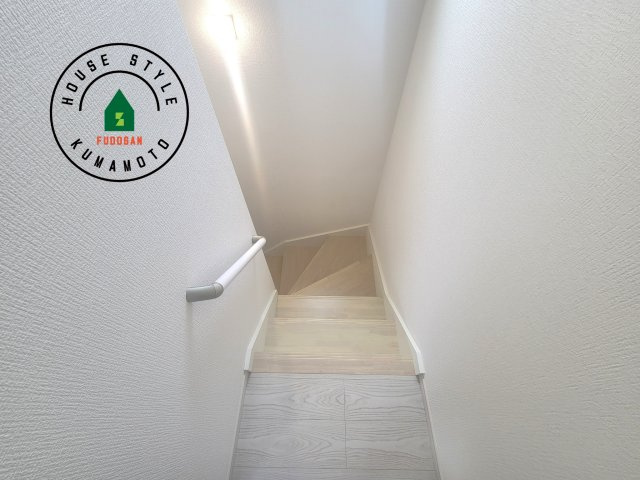 合志市幾久富第1-2棟（1号棟）　の内装|＜手すり付階段＞手すりがないと階段の昇り降りで危険なことはもちろん、壁に手をつきながら歩くことで壁紙が汚れやすくなります。すべての方に快適に昇り降りしていただくため、手すりを設置しました。