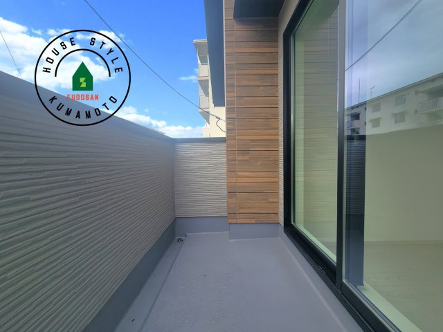 合志市幾久富第1-2棟（1号棟）　のバルコニー|風をしっかりと感じられるバルコニーでは、毎日が洗濯日和です。広々としているので洗濯も楽しくなるでしょうし、気分転換にバルコニーからの眺めを楽しむのもいいでしょう。