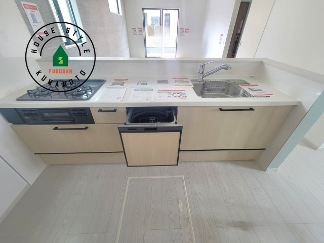 合志市幾久富第1-2棟（1号棟）　のキッチン|ご家族を近くに感じられる対面キッチンのLDK。会話もはずみそうですね。