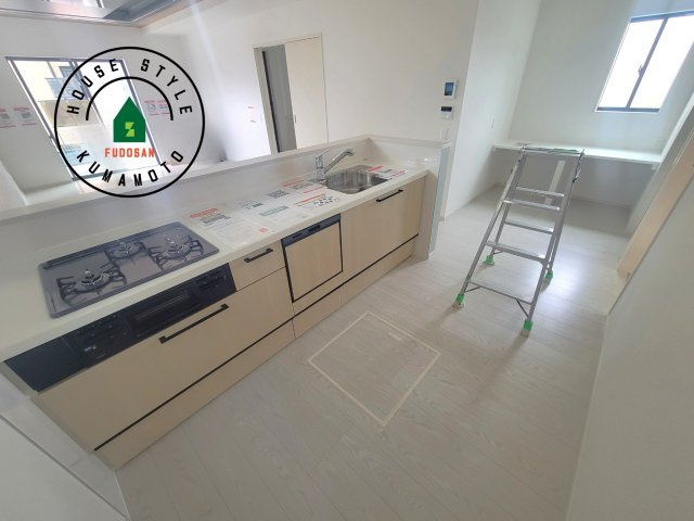 合志市幾久富第1-2棟（1号棟）　のキッチン|明るいキッチン作業スペースを多くとりました。ご夫婦でキッチンに立っても調理がしやすい広さです。食器類もすっきりと片付く収納は魅力的です。