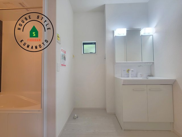 合志市幾久富第1-2棟（2号棟）　の脱衣所|ゆとりの洗面スペースで朝の身支度もスムーズに。暮らしを快適に変えるシャワー付洗面台です！