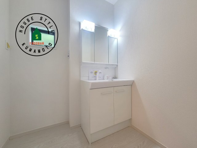 合志市幾久富第1-2棟（2号棟）　の独立洗面台|毎日使うものだから清潔な空間を保ちたい水回り。洗面にはそんな願いを解消させてくれる収納アイデアが満載です。三面鏡の裏側にはキャビネットが現れ小物から背の高い物まで収納できます。