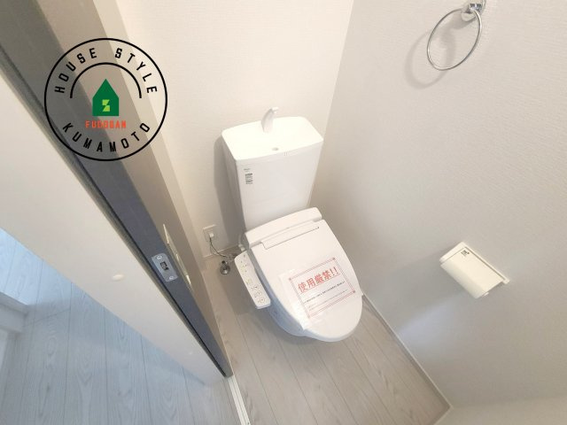 合志市幾久富第1-2棟（2号棟）　のトイレ|温水洗浄便座を完備しております。2ヶ所にトイレがあるのは朝の慌ただしい時間も安心です。