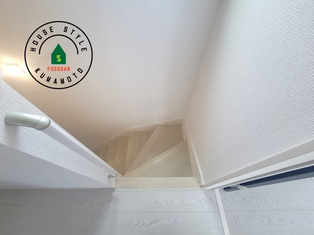 合志市幾久富第1-2棟（2号棟）　の内装|＜手すり付階段＞手すりがないと階段の昇り降りで危険なことはもちろん、壁に手をつきながら歩くことで壁紙が汚れやすくなります。すべての方に快適に昇り降りしていただくため、手すりを設置しました。